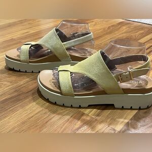 Vionic Alondra Lug T-strap comfort sandal in gold shimmer Size 8.5